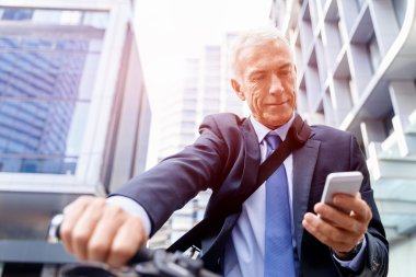 Başarılı bir iş adamı binicilik bisiklet