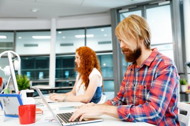 birlikte çalışan iki ortak çalışanlar