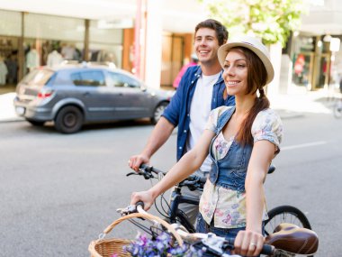 Şehir bisikleti ile mutlu çift