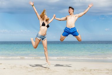 Mutlu çift Beach tatile atlama