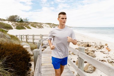 Kaçakçıları. Plajda çalışan genç Çift