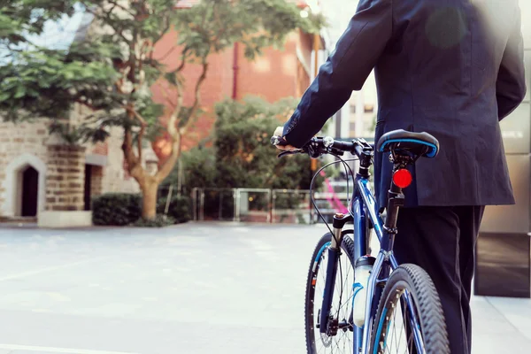 Exitoso hombre de negocios montar en bicicleta — Foto de Stock