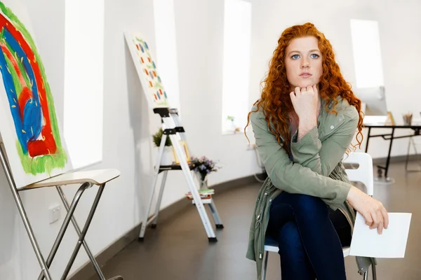 Jeune artiste féminine avec sa photo — Photo