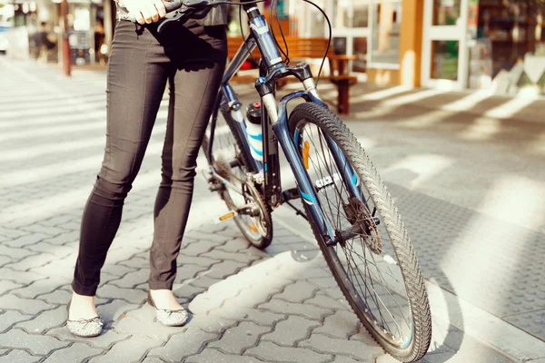 Jeune femme qui fait la navette à vélo — Photo