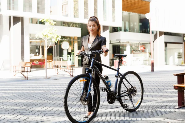 Mujer joven viajando en bicicleta — Foto de Stock