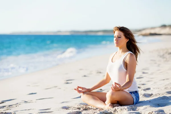 Mujer joven relajándose en la playa — Foto de Stock