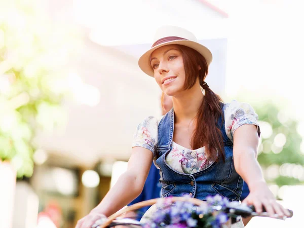 Hermosa mujer cabalgando en bicicleta — Foto de Stock