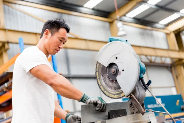 Asian worker in production plant on the factory floor — Stock Photo, Image