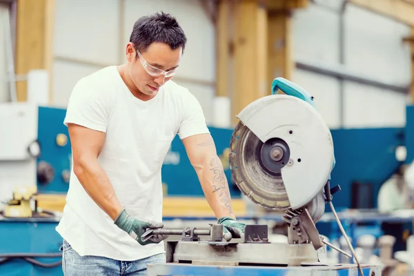 Aziatische werknemer in fabriek op de werkvloer — Stockfoto