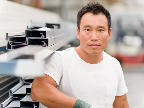 Trabajador asiático en planta de producción en planta de fábrica — Foto de Stock