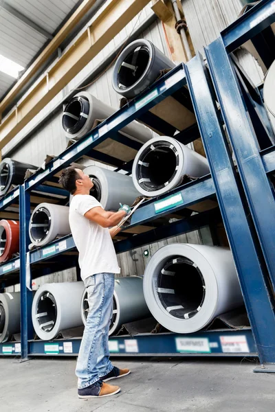 Asian worker in production plant on the factory floor — Stock Photo, Image