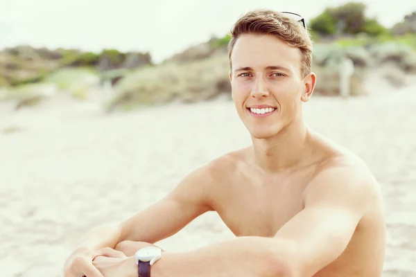 Beau homme posant à la plage — Photo