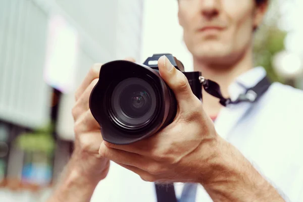 Männlicher Fotograf beim Fotografieren — Stockfoto