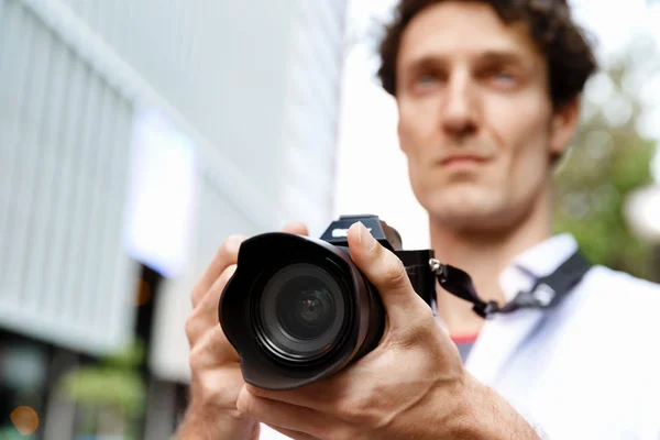 Laki-laki fotografer mengambil gambar — Stok Foto