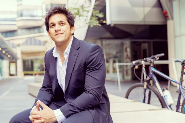 Retrato de empresario confiado al aire libre — Foto de Stock