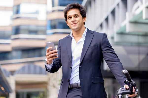 Exitoso hombre de negocios montar en bicicleta — Foto de Stock