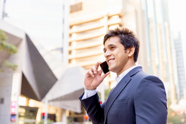 Retrato de empresario confiado al aire libre — Foto de Stock