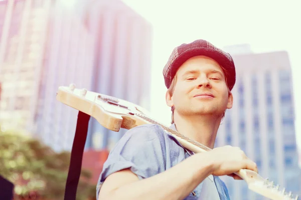 Unga musiker med gitarr i city — Stockfoto