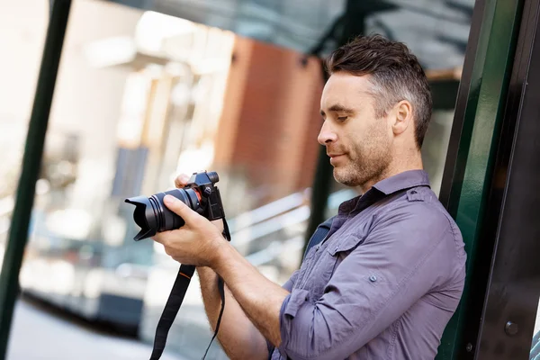 Male photographer taking picture — Stock Photo, Image