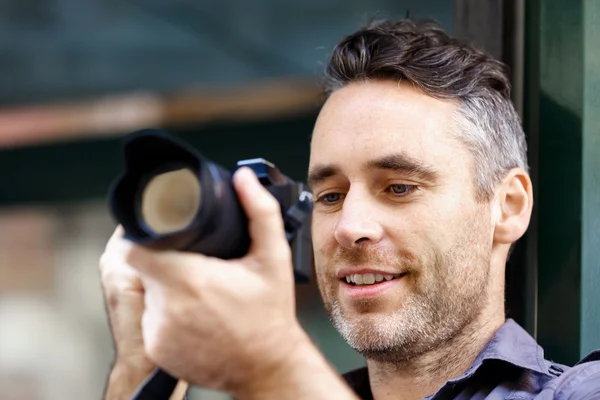 Male photographer taking picture — Stock Photo, Image