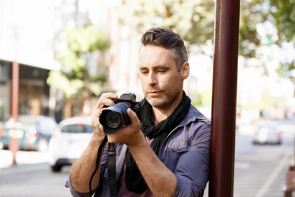 Fotógrafo masculino tomando fotos — Foto de Stock