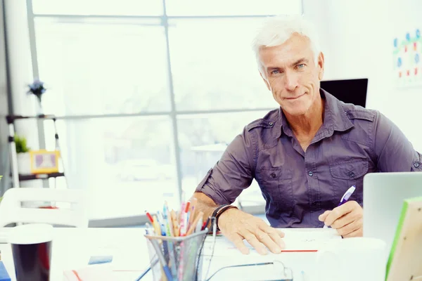 Knappe zakenman in office — Stockfoto