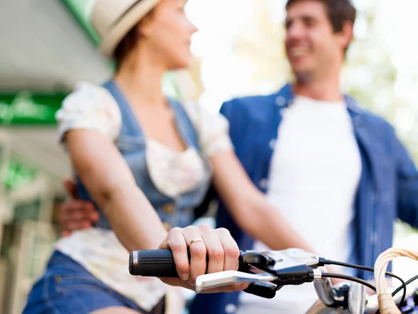 Ευτυχισμένο ζευγάρι στην πόλη με ποδήλατο — Φωτογραφία Αρχείου