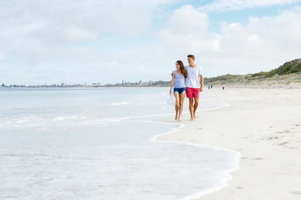 Romântico jovem casal na praia — Fotografia de Stock