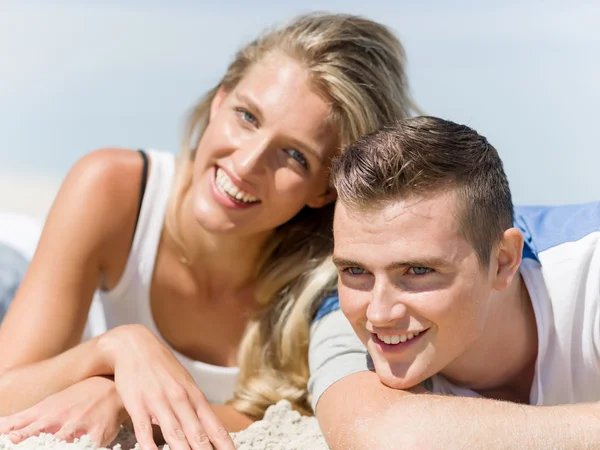 Romântico jovem casal na praia — Fotografia de Stock