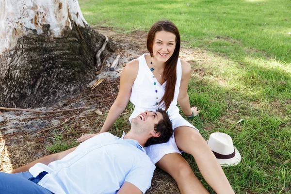 Jong stel in het park — Stockfoto