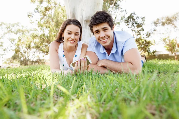 Jong stel in het park — Stockfoto