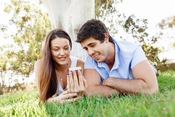 Jovem casal no parque — Fotografia de Stock