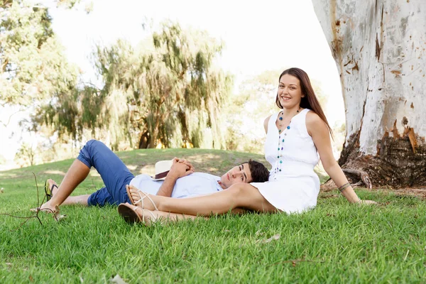 Jong stel in het park — Stockfoto