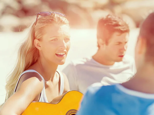 Hermosa joven tocando la guitarra en la playa —  Fotos de Stock