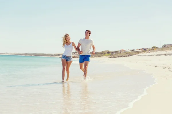 Romantische jonge paar op het strand — Stockfoto