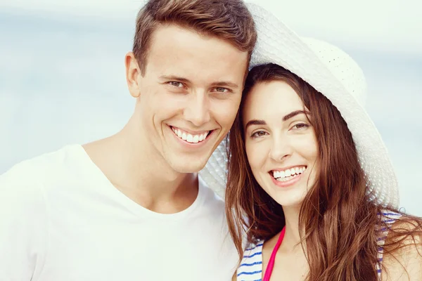 Pareja joven romántica en la playa — Foto de Stock