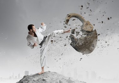 Beyaz kimino erkekte karate