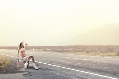 Güzel esmer retro otostopçu