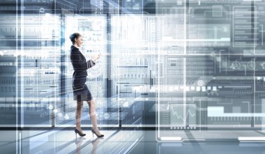 Modern teknolojiler kullanan kadın