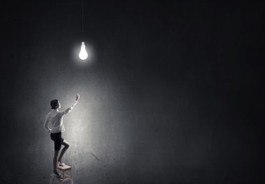 İşkadını ulaşan ampul