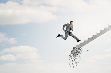 Kariyer basamaklarını zorlukların üstesinden