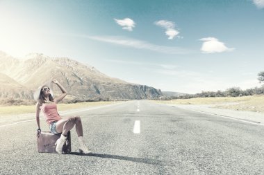 Güzel esmer retro otostopçu