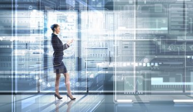 Modern teknolojiler kullanan kadın