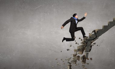 Kariyer basamaklarını zorlukların üstesinden