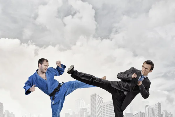 Karate hombre en kimino azul — Foto de Stock