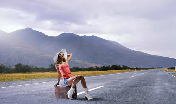 Dość brunetka autostopowicza retro — Zdjęcie stockowe