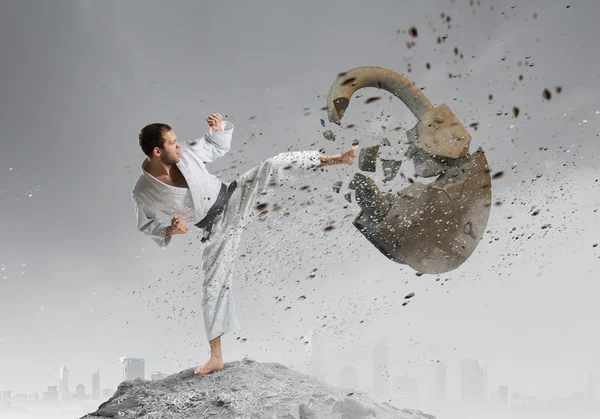 Karate uomo in kimino bianco — Foto Stock