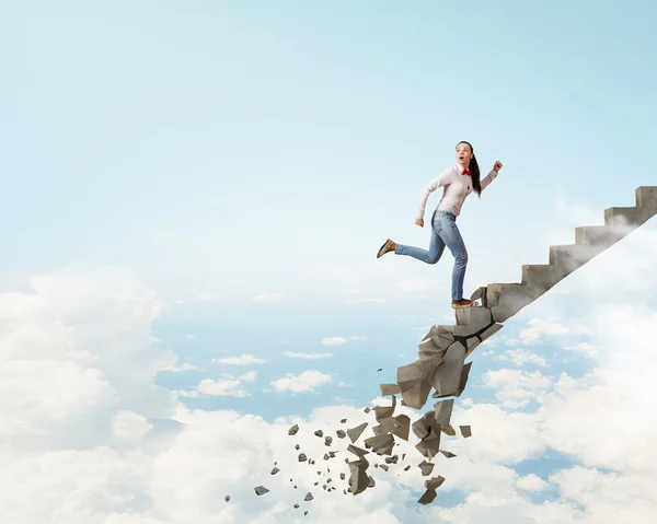 Op de ladder overwinnen van uitdagingen — Stockfoto