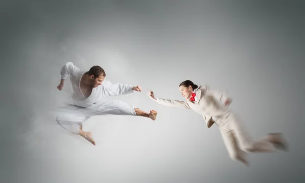 Karate férfi fehér kimino — Stock Fotó