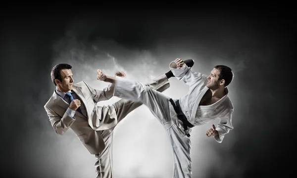 Karate mannen i vit kimino — Stockfoto